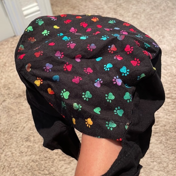 Black scrub cap with multicolor paw print - Picture 3 of 3